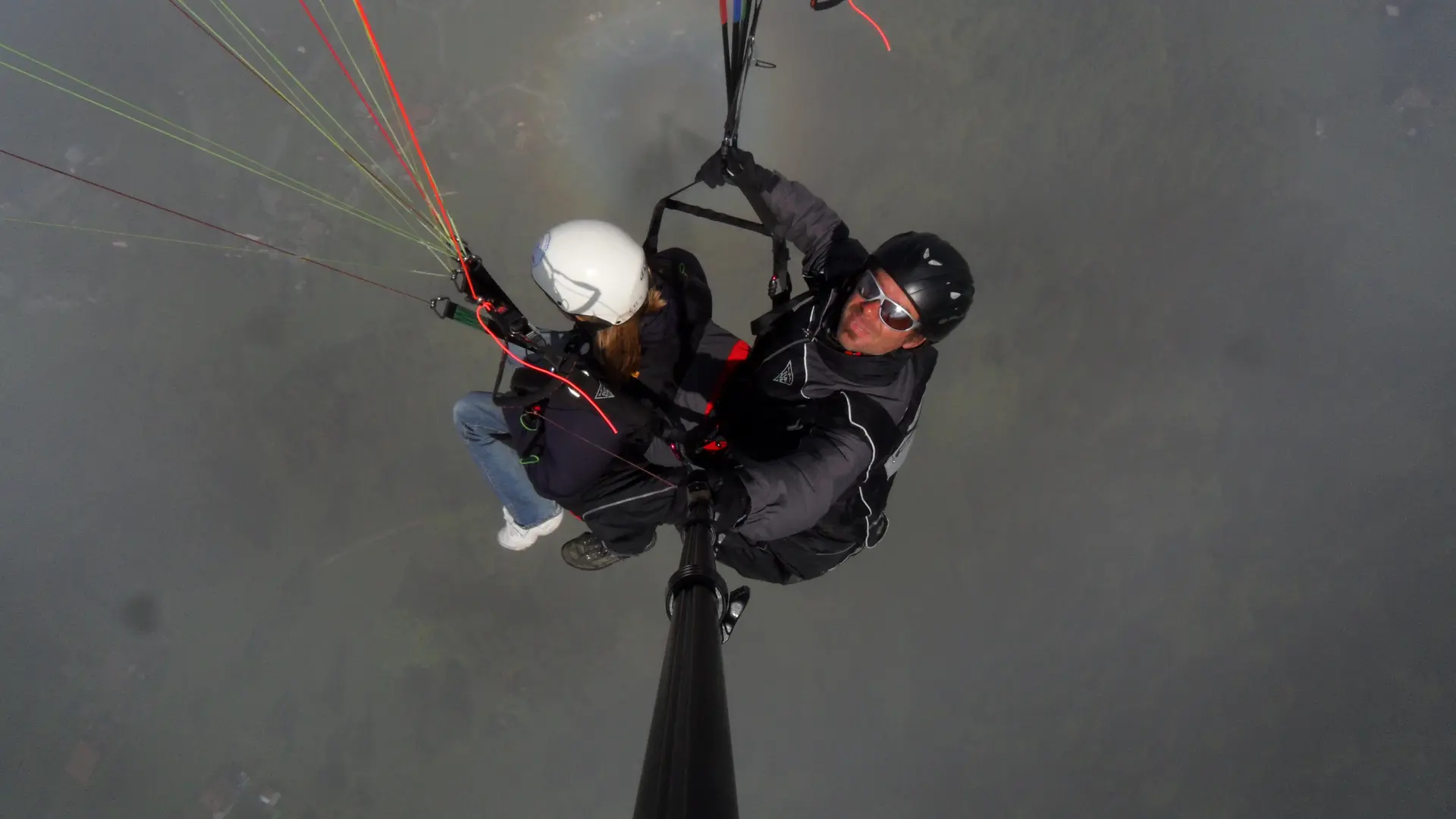 Vol biplace dans un nuage au-dessus des Carroz d'Arâches
