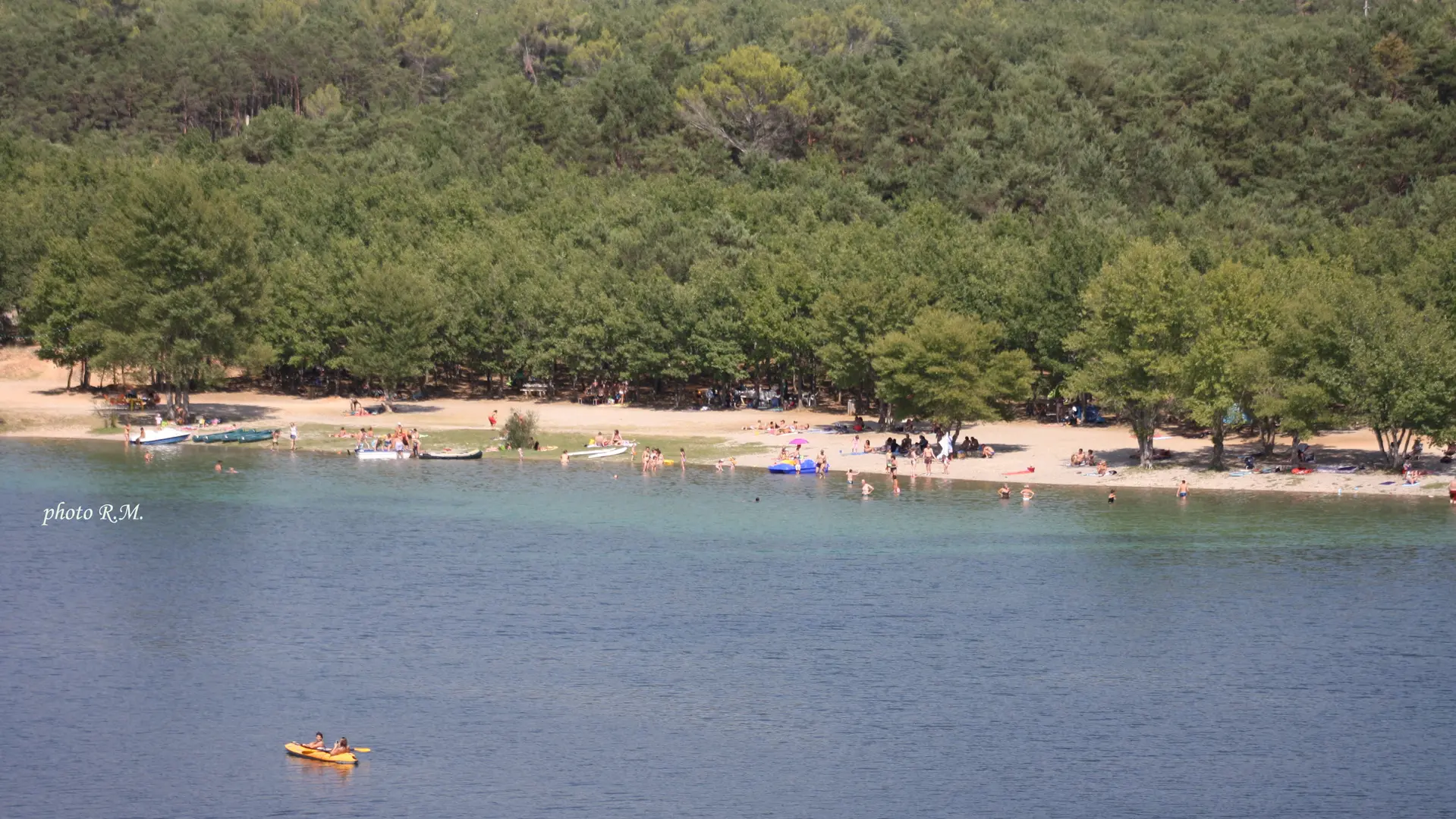 Lac et sa plage ombragée