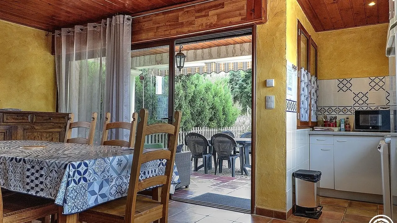 La salle à manger avec accès sur la terrasse