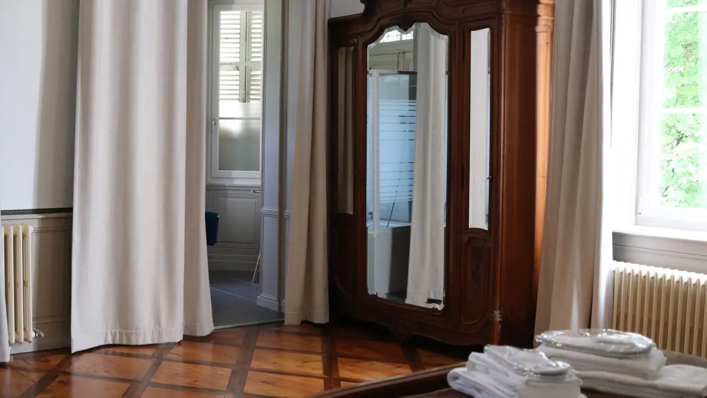 La chambre parquet à la française dans le gîte Jeannette, 2 couchages