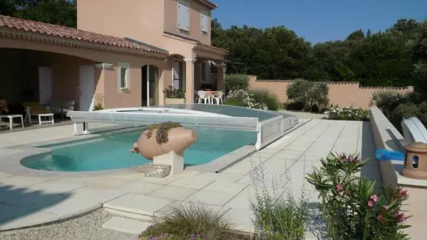 La piscine avec son abri