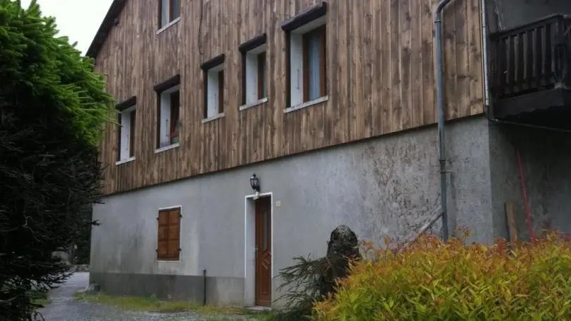 Gîte aménagé en duplex au 1er et 2ème étage 
Façade ouest avec porte d'entrée et parking