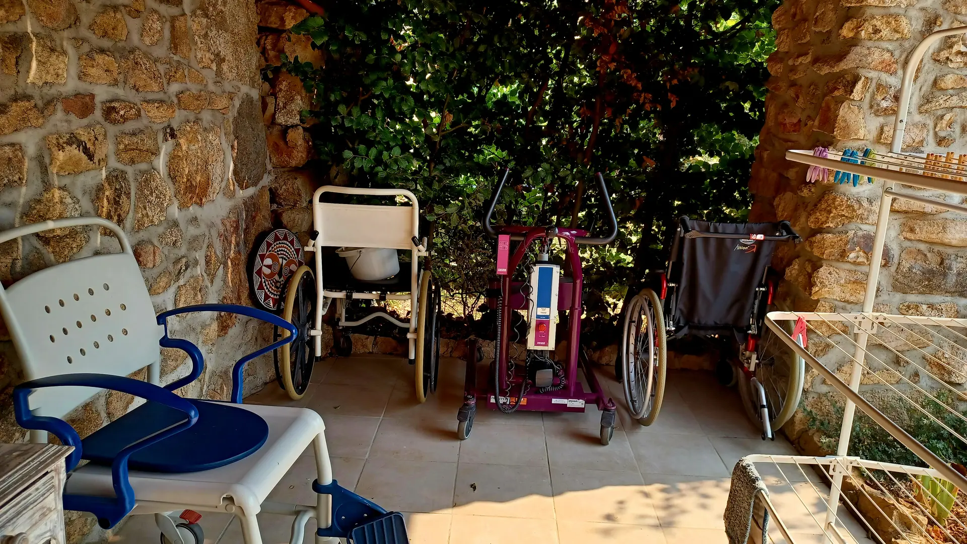 Brancard électrique et chaise roulante de douche toilette