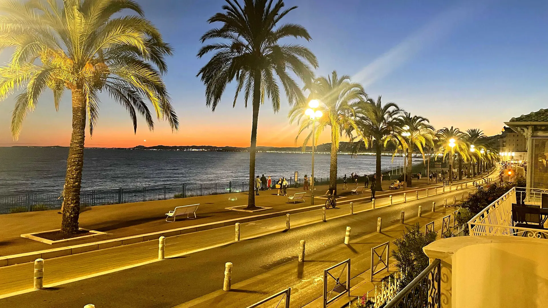 Villa Kriss-Vue le soir-Nice-Gîtes de France des Alpes-Maritimes