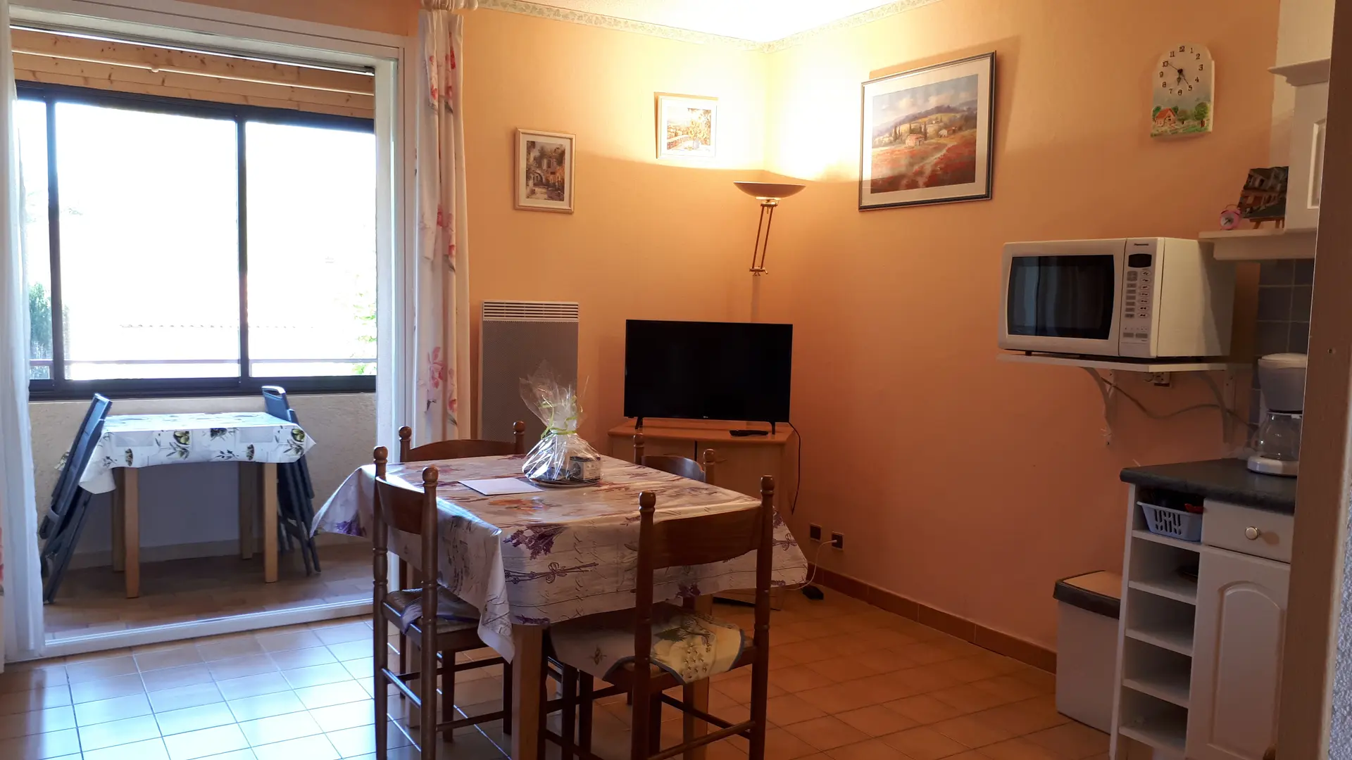 la pièce principale et la véranda