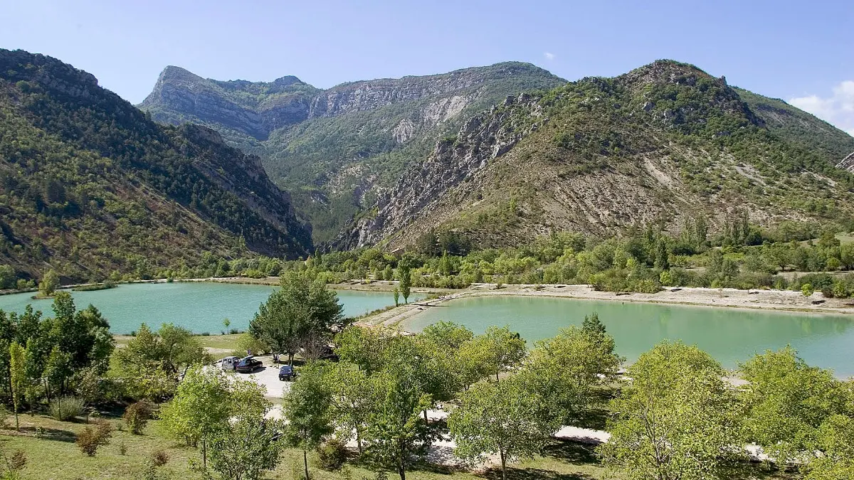 LE LAC DU PAS DES ONDES A CORNILLON SUR L OULE A 40 KM DU DOMAINE DU CHENE VERT