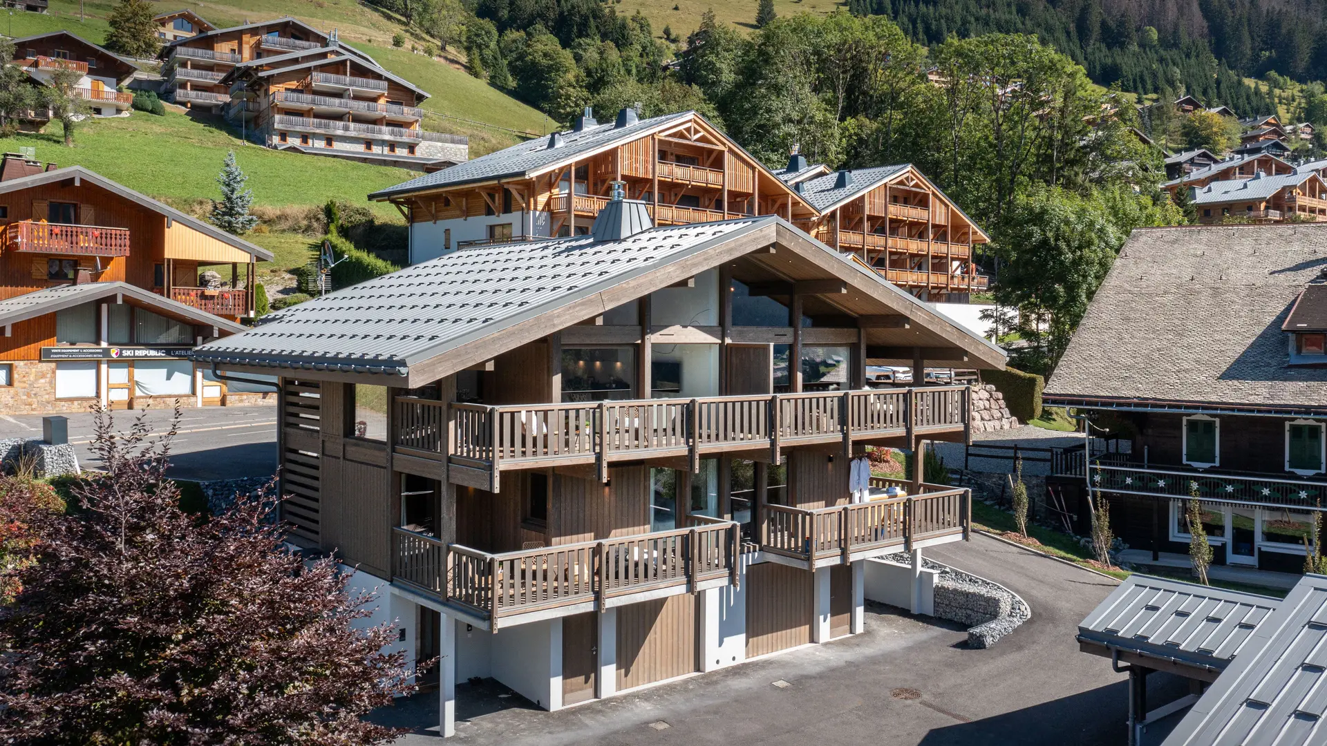 Vue extérieure du bâtiment en été