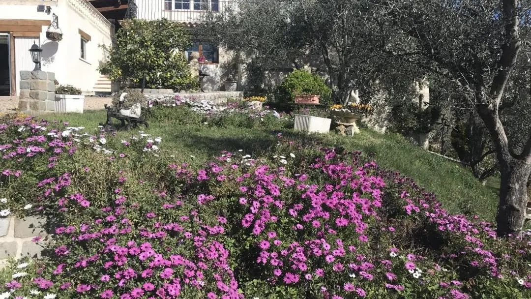 Gîte Gris Azur-Vue sur l'entrée de la maison-Aspremont-Gîtes de France des Alpes-Maritimes