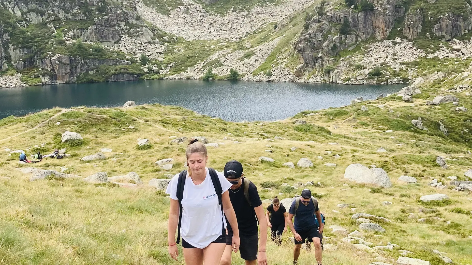 Rando en montagne avec étang