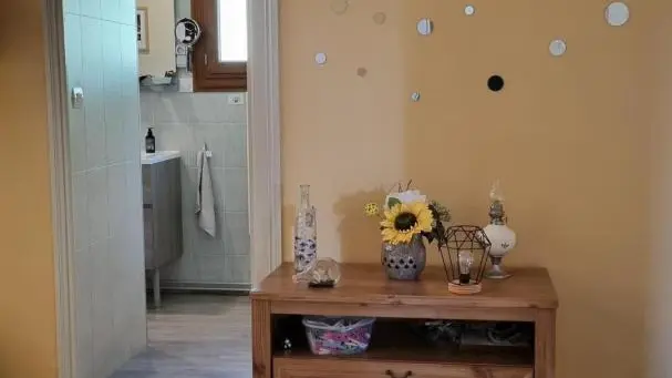 La chambre Les Pinsons se compose de deux lits 90x190 et d'une salle d'eau privative située en face, sur le palier. La salle d'eau étant sur le palier, des peignoirs et chaussons sont mis à votre disposition.