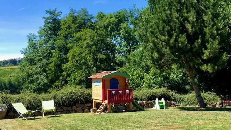 Grand jardin avec maisonnette en bois  et jeux pour enfants