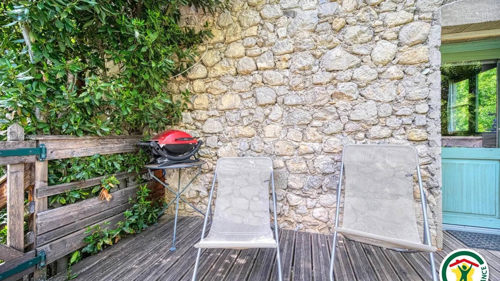 La terrasse. Barbecue et transat à disposition.
