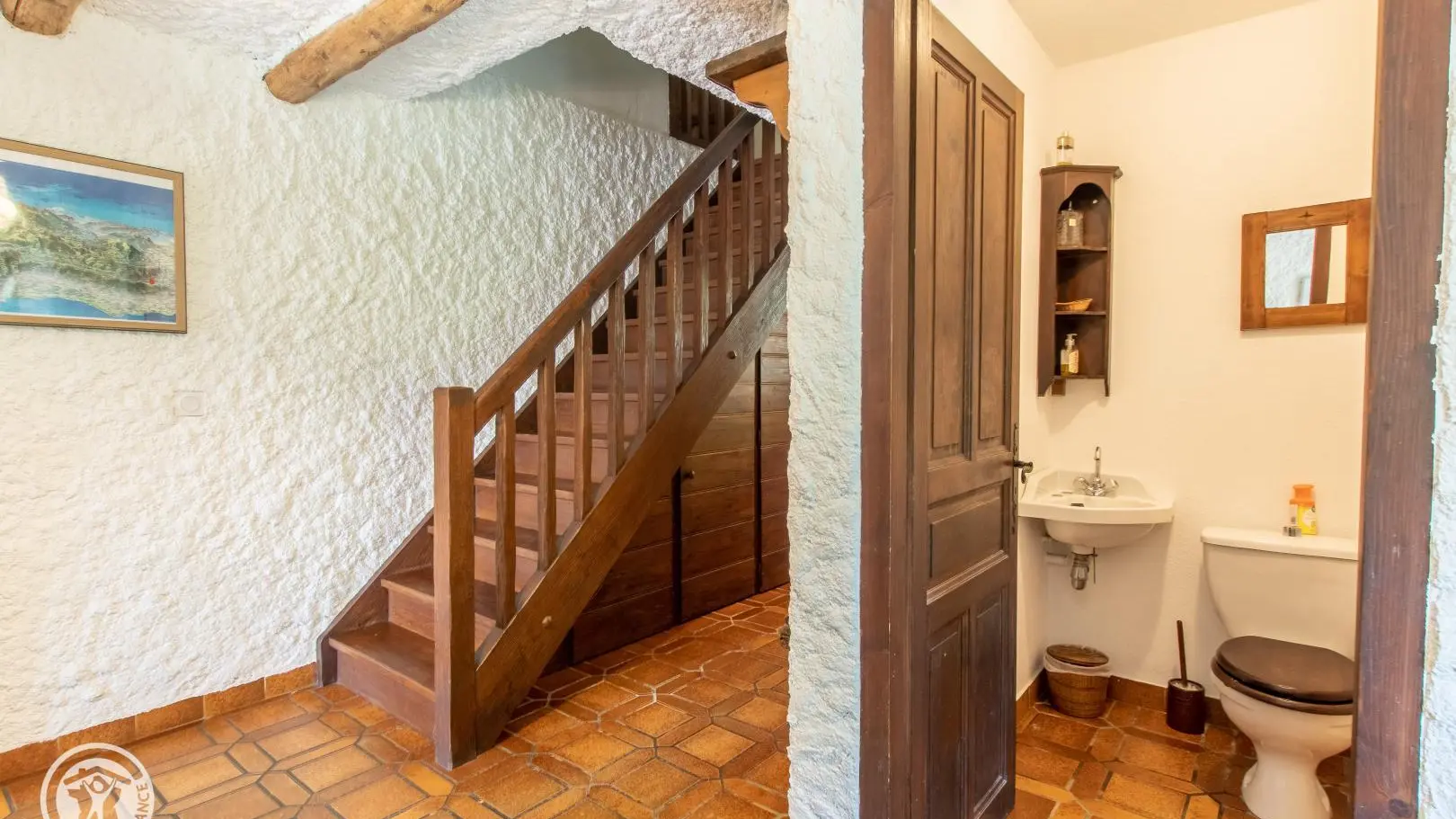 WC rez-de-jardin + accès réfrigérateur et rangements sous escalier