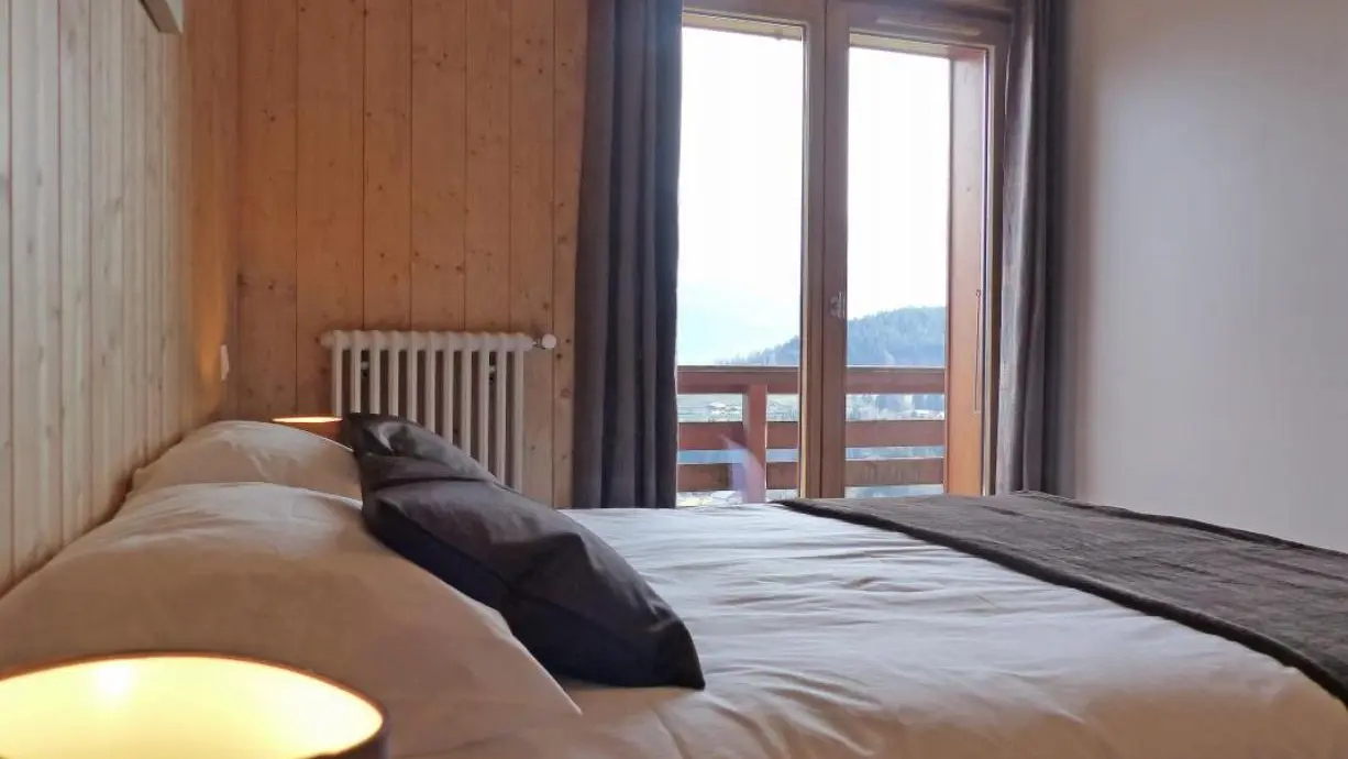 chambre avec baie vitrée