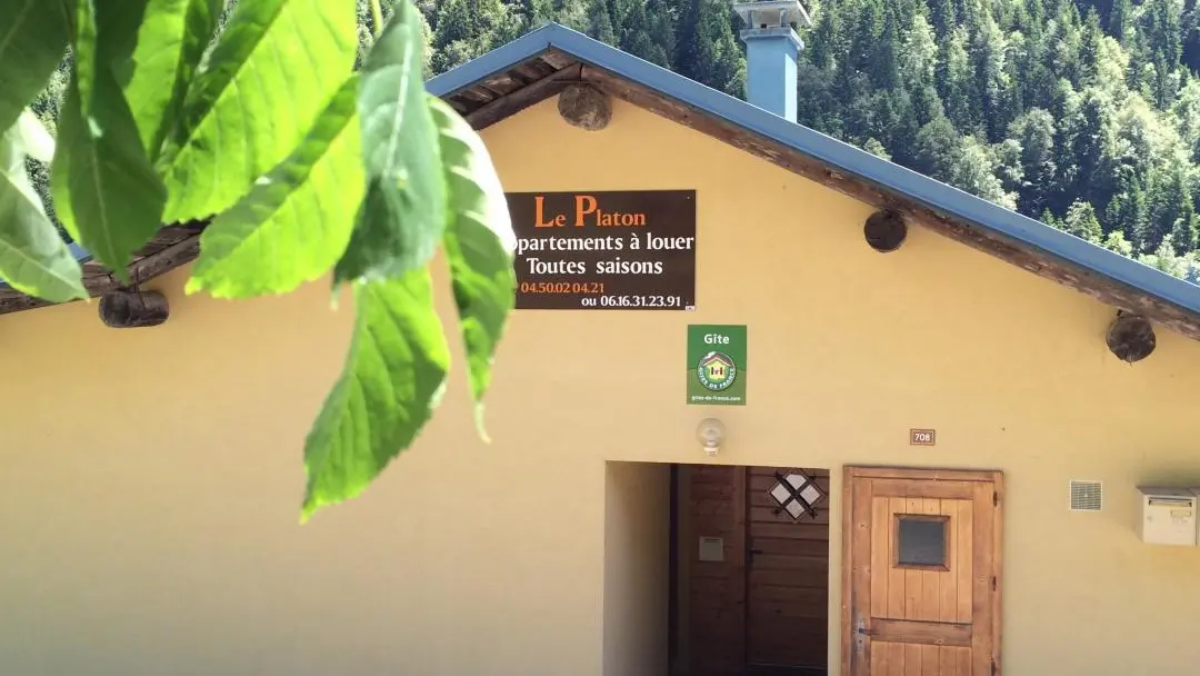 Entrée principale au niveau du parking