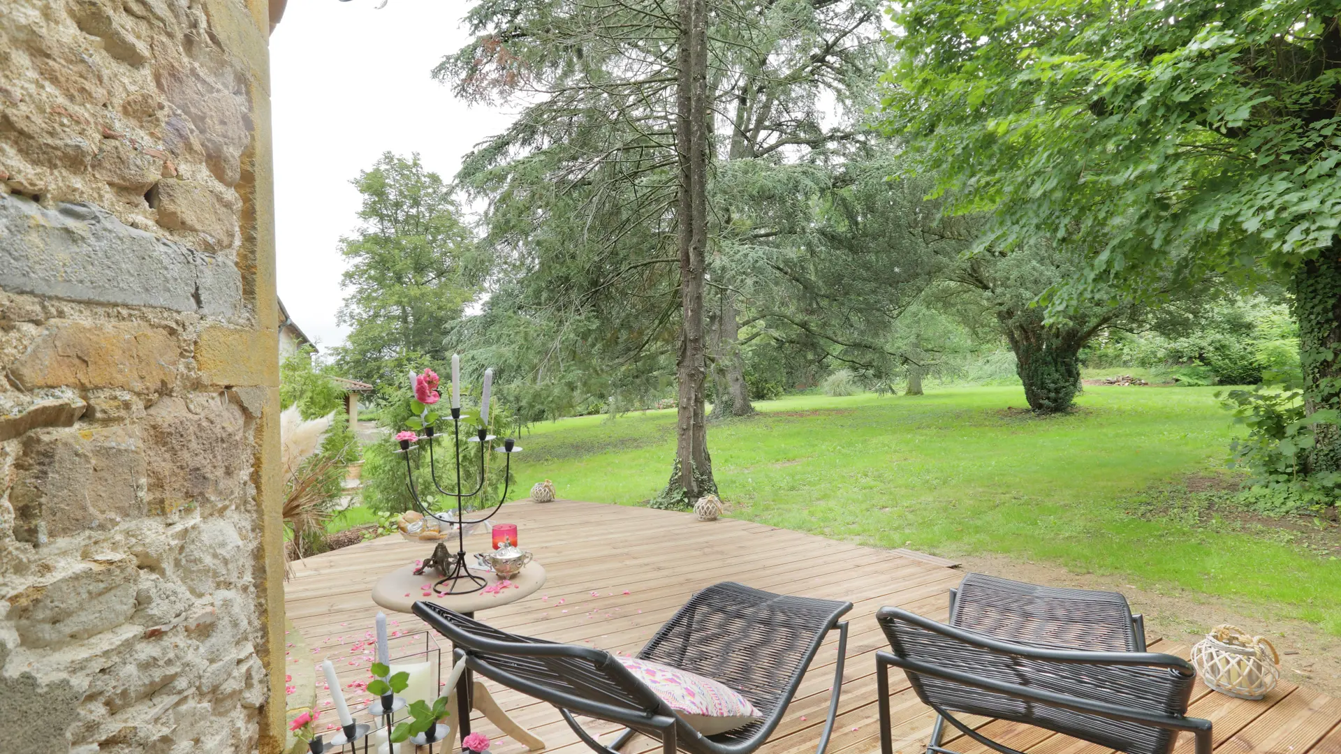 Escapade romantique avec terrasse et parc arboré – Séjour insolite en Auvergne-Rhône-Alpes