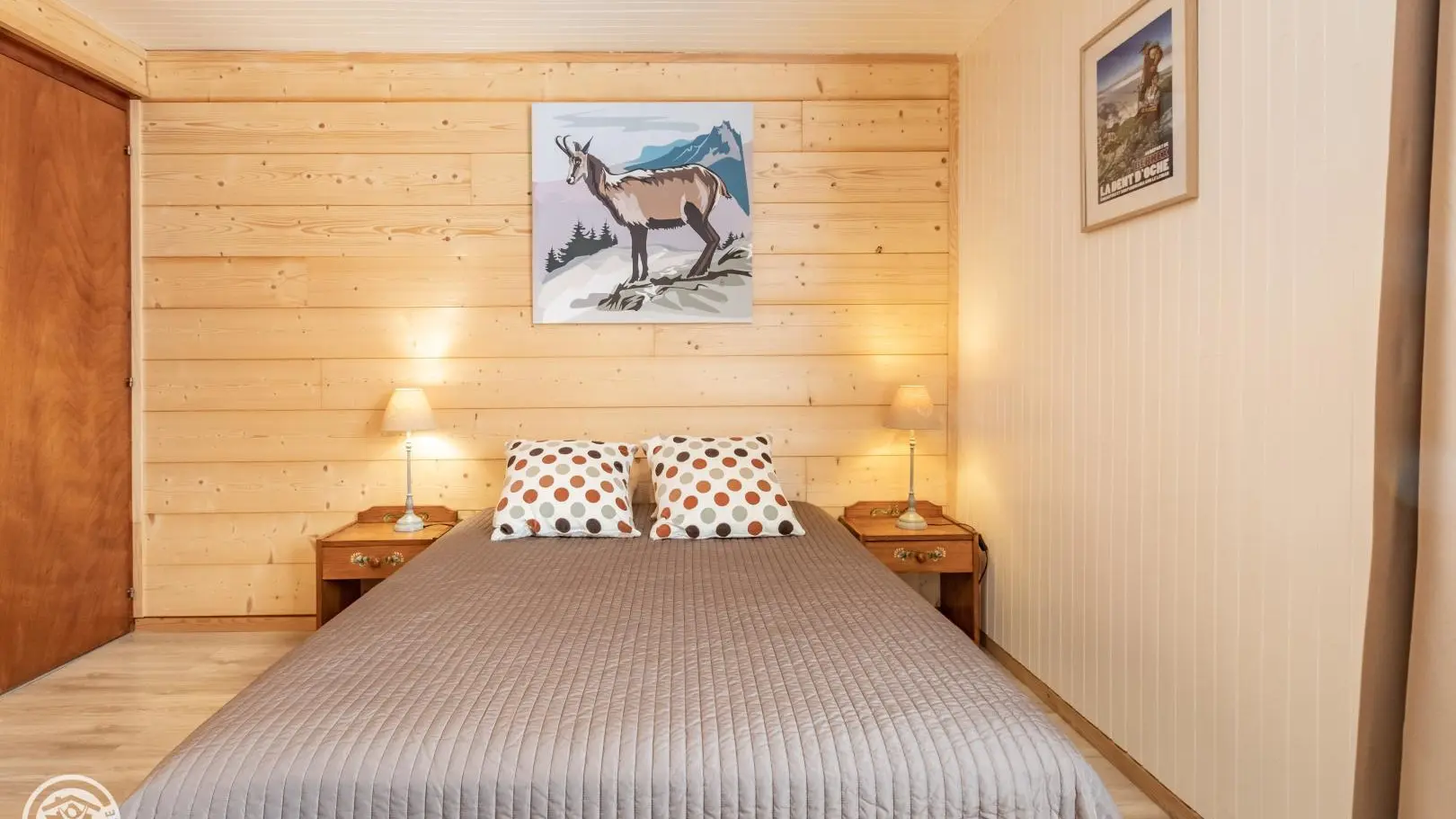 Chambre avec 1 lit double de 140x190cm et 1 lit simple de 90x190 cm