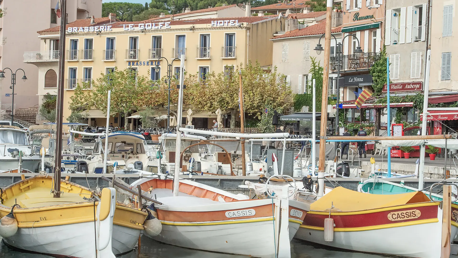 Façade hôtel Le Golfe sur le port à Cassis