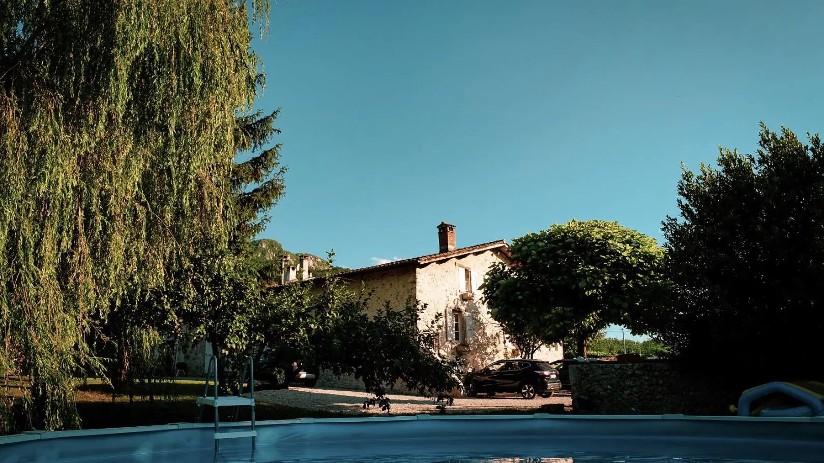 Vue de la Maison depuis la piscine