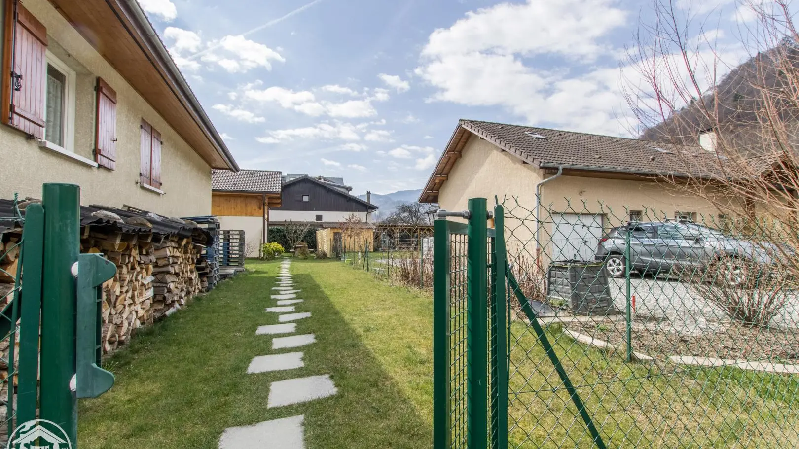 Allée qui mène au p'tit chalet, photo prise du parking