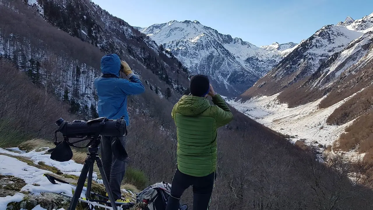 Montagne et deux personnes