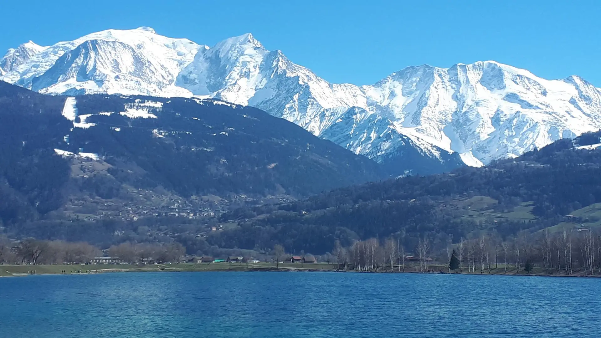 Le lac (baignable en été), à 5min du chalet et sa vue époustouflante sur le Mont-Blanc et les Dômes de Miage.
