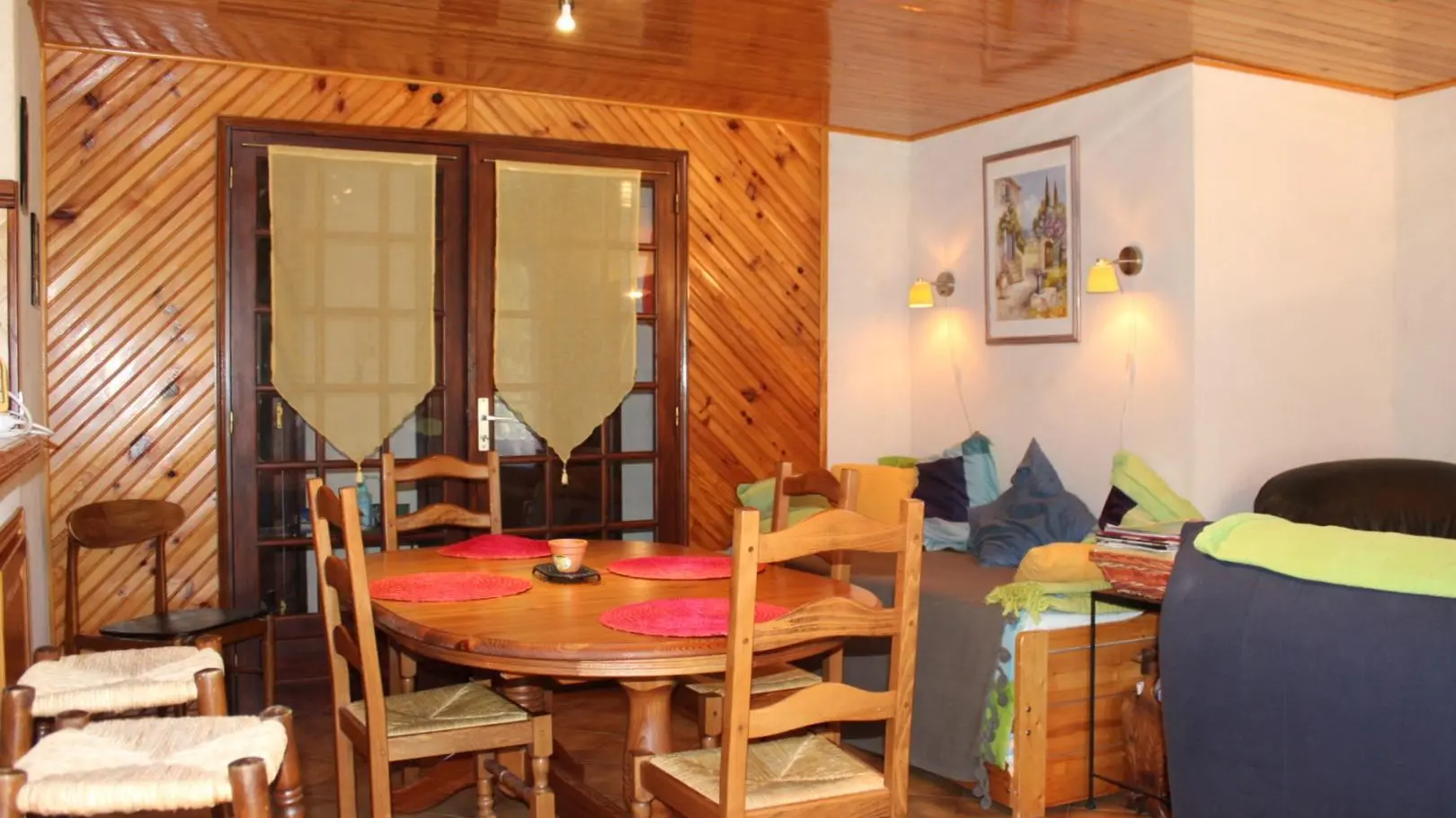 Gîte Chalet Serclet-Cuisine/Séjour-Saint-Étienne-de-Tinée-Gîtes de France des Alpes-Maritimes