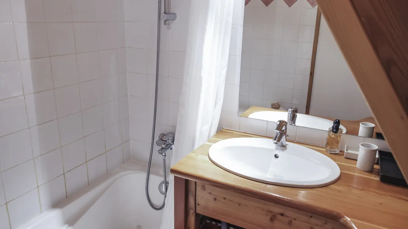 chalet-le-serre-des-oiseaux-mougd-salle-bain1-serre-chevalier-chantemerle