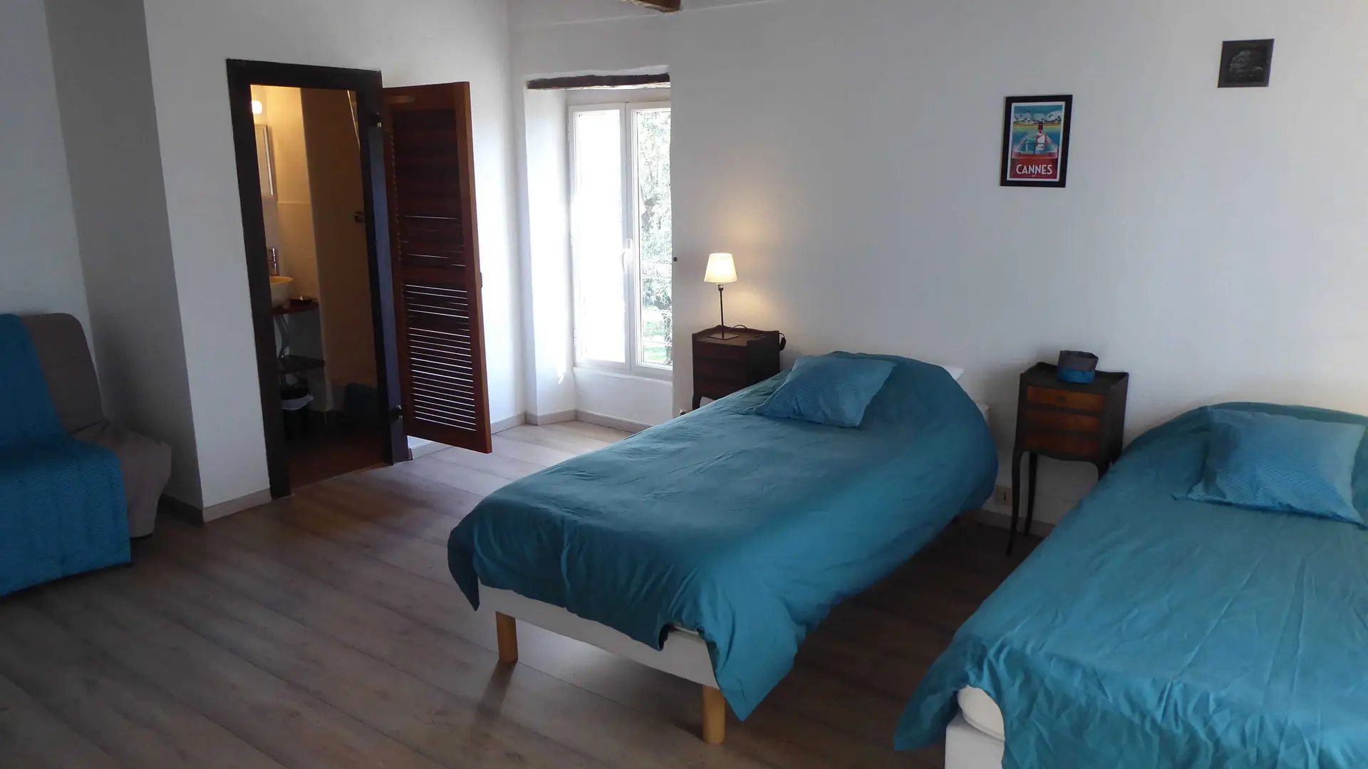 Gîte Bastide de la Rousoulina-Chambre 1ier étage + Salle de douche. Possibilité 4 couchages.-Le Rouret-Gîtes de France Alpes-Maritimes