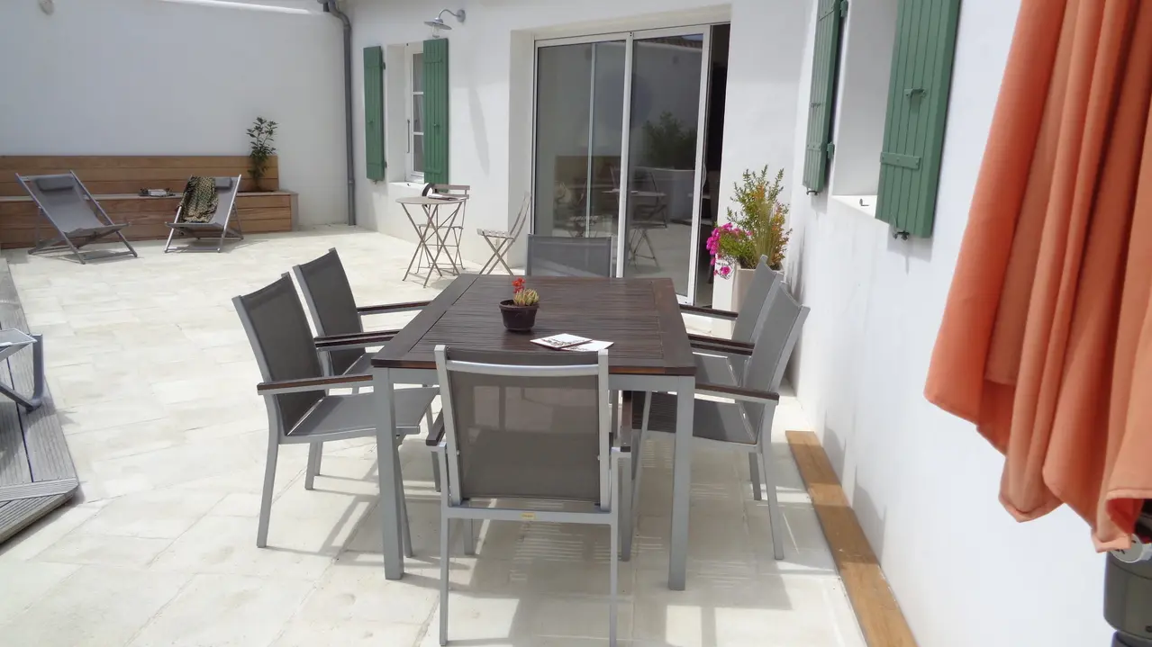 courtyard and outdoor furniture