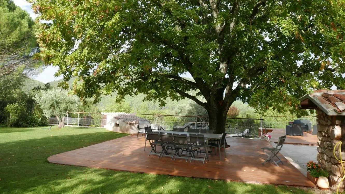 Terrasse sous le Grand Tilleul