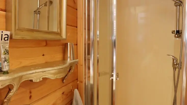 sanitaires privatifs (douche et wc)