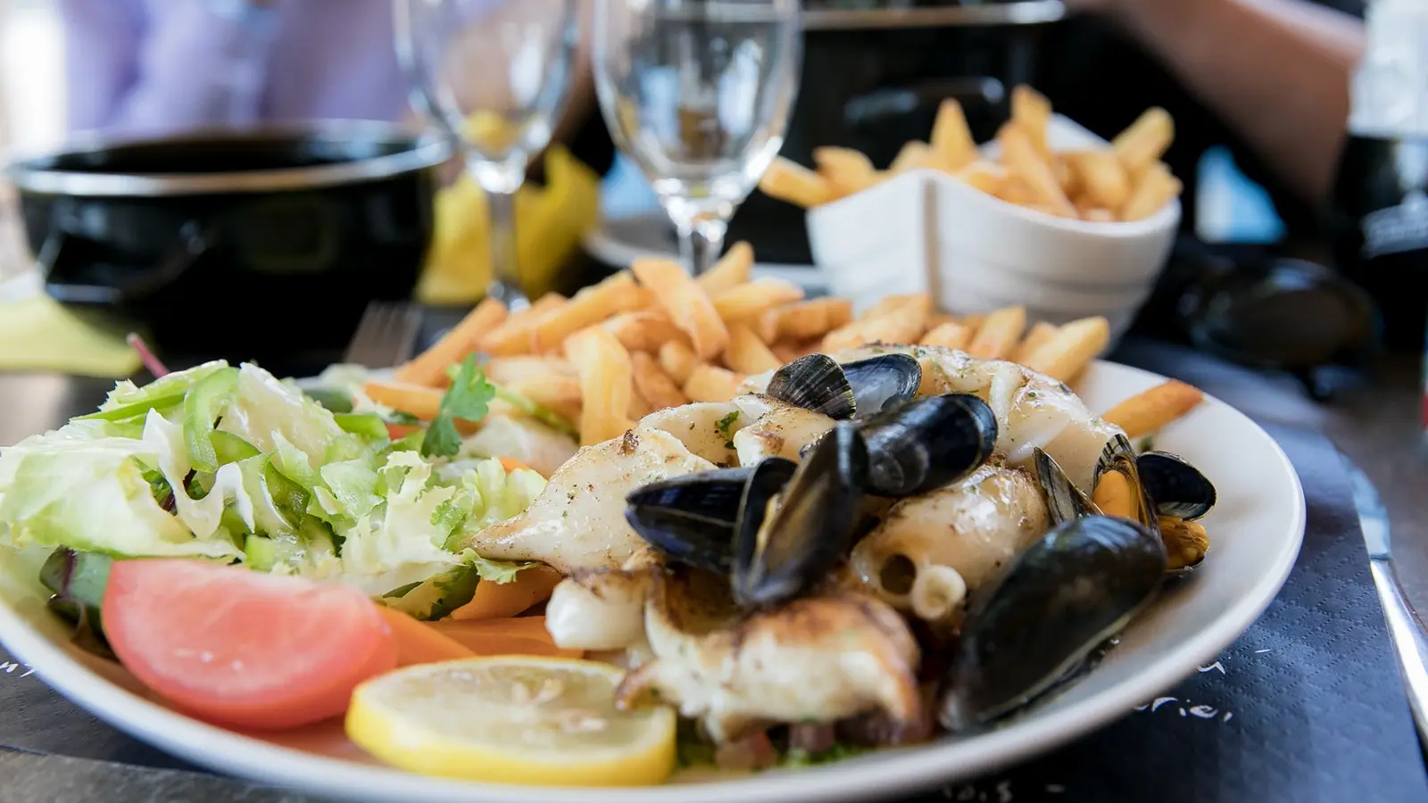 Plat de moules/frites au restaurant