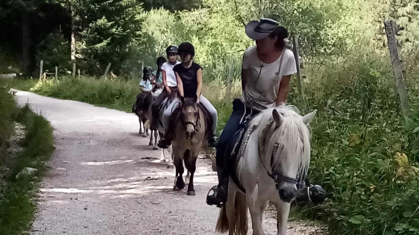 Balade à poney avec la Renardière