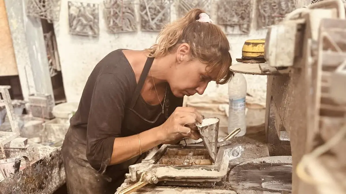 Fabrication minutieuse d’un carreau de ciment grâce à un moule métallique traditionnel.