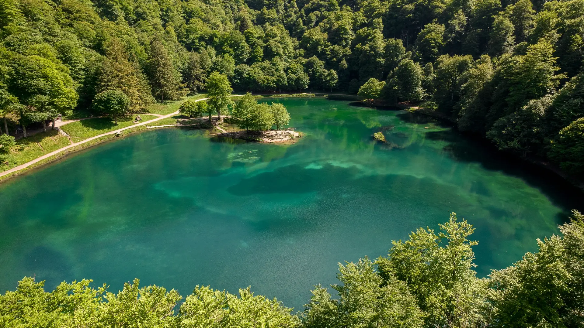 Vue aérienne sur le Lac de Bethmale