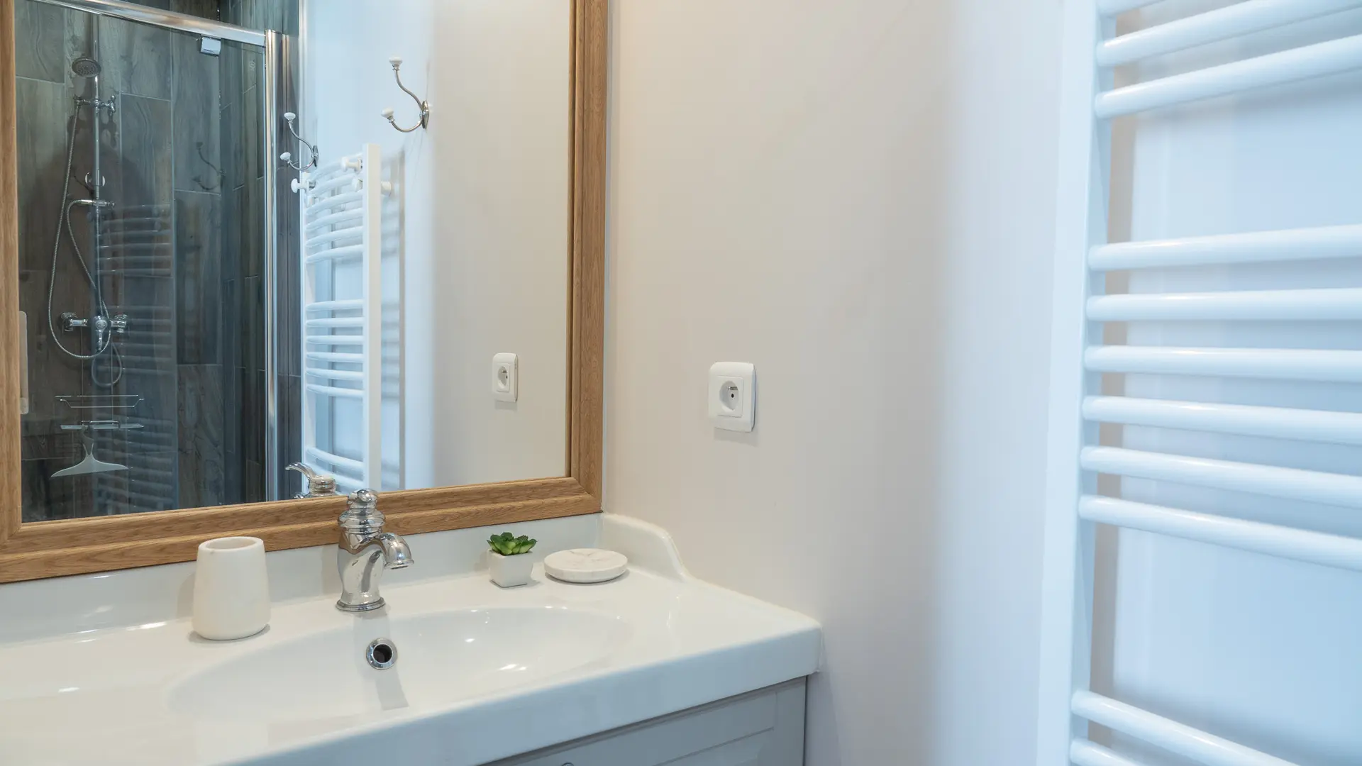 La Martinoise Patio - Trémière shower room