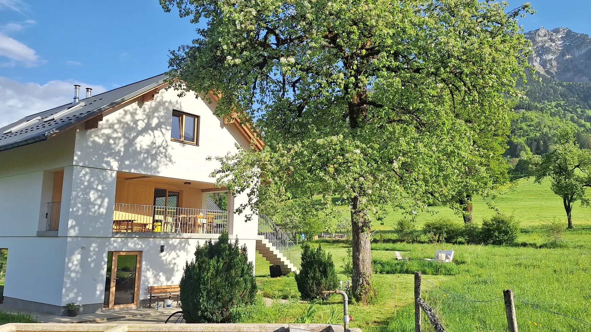 Maison rénovée entourée de verdure