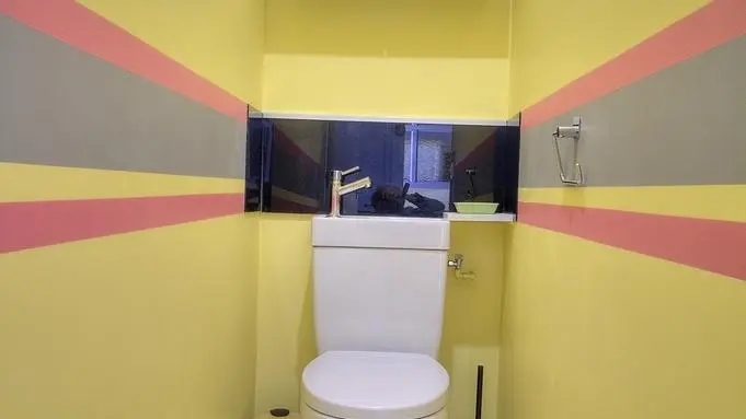 WC indépendant avec lave-mains.