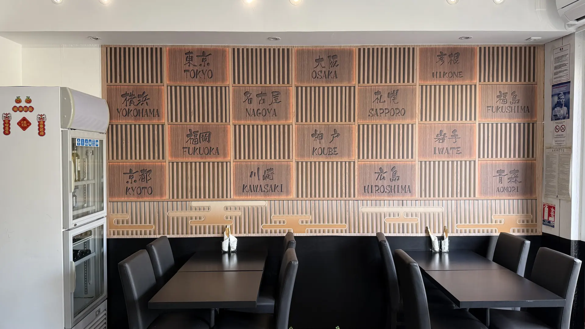 Top Maki_L'Isle-sur-la-Sorgue intérieur mur en bois