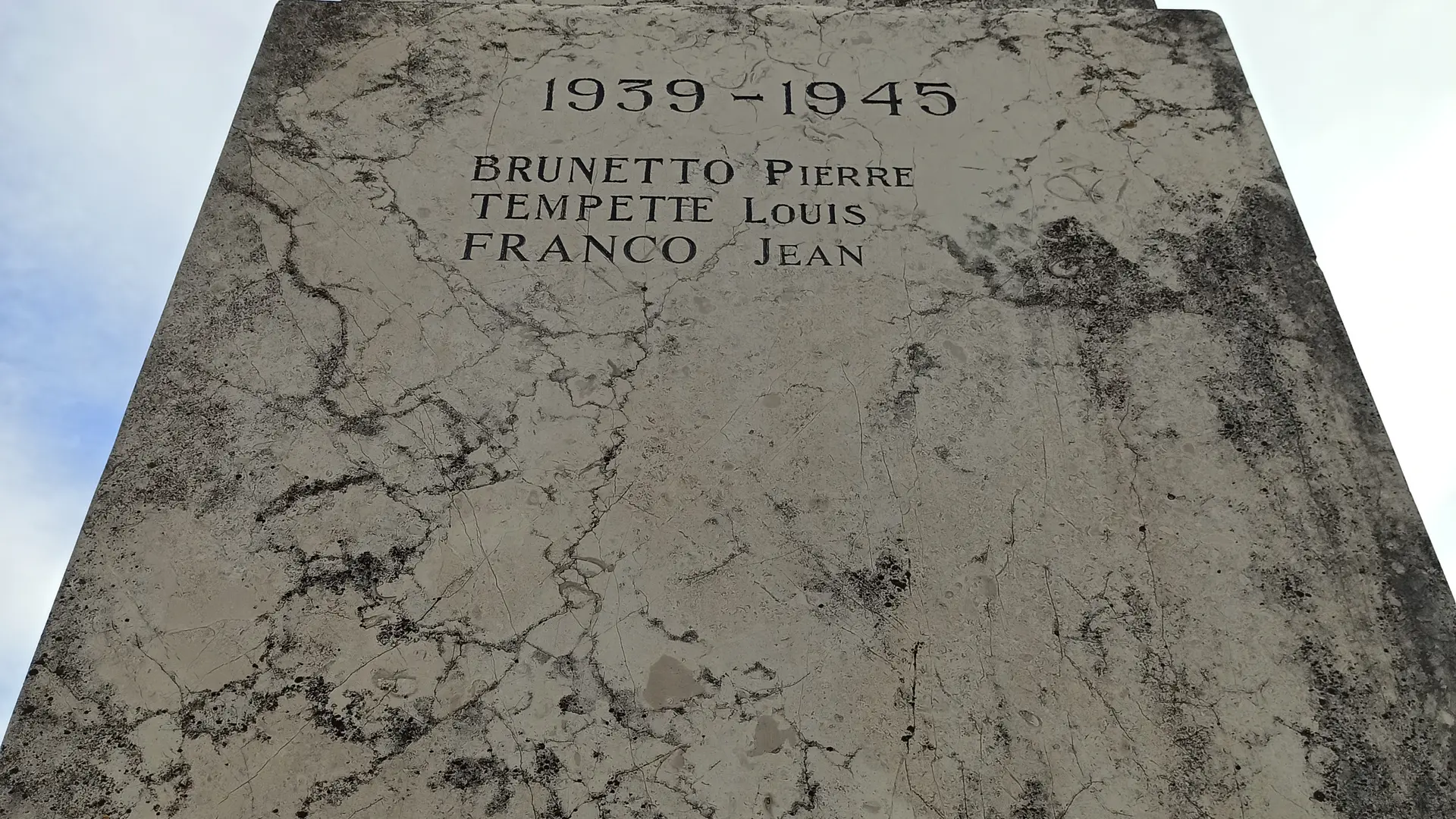 Monument aux morts de Gassin au cimetière de Gassin - https://gassin.eu