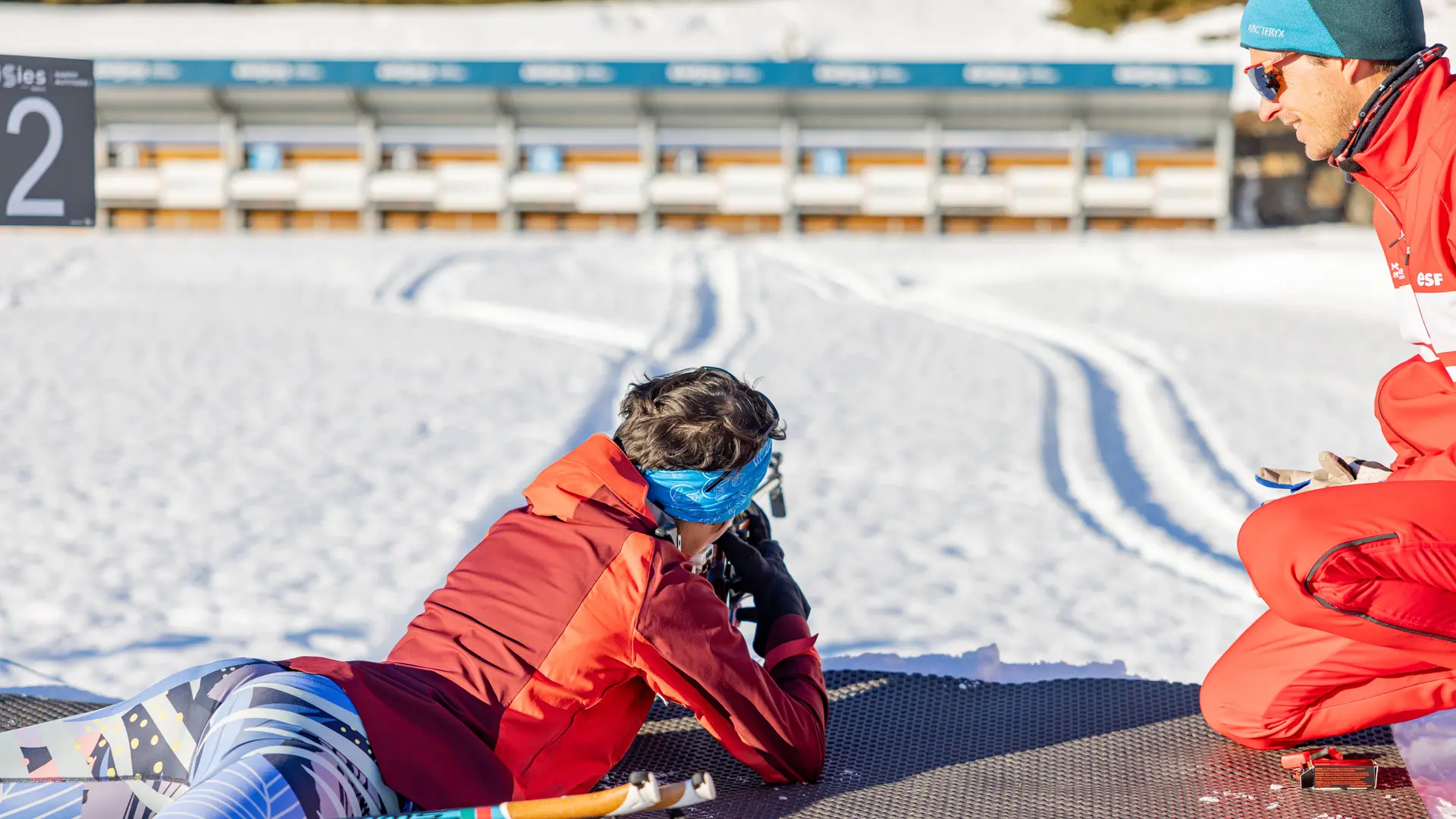 Skieur en position couché pour tirer