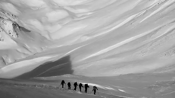 Des randonneurs explorant de vastes espaces vierges - La Grave