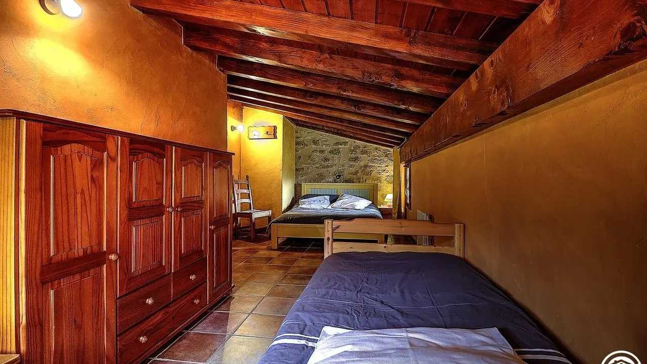 Au 1ère étage : 1 chambre avec 1 lit double et 1 lit simple