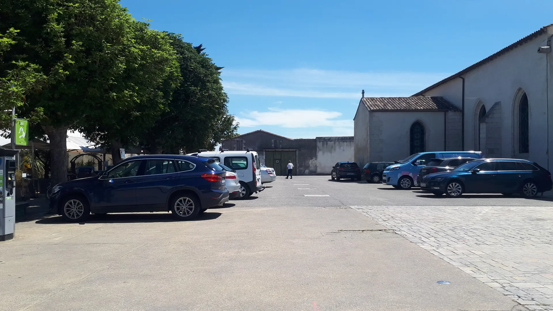 Aparcamiento de la plaza de la iglesia