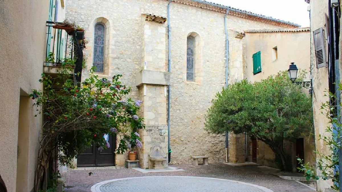 le parvis de l'église St André