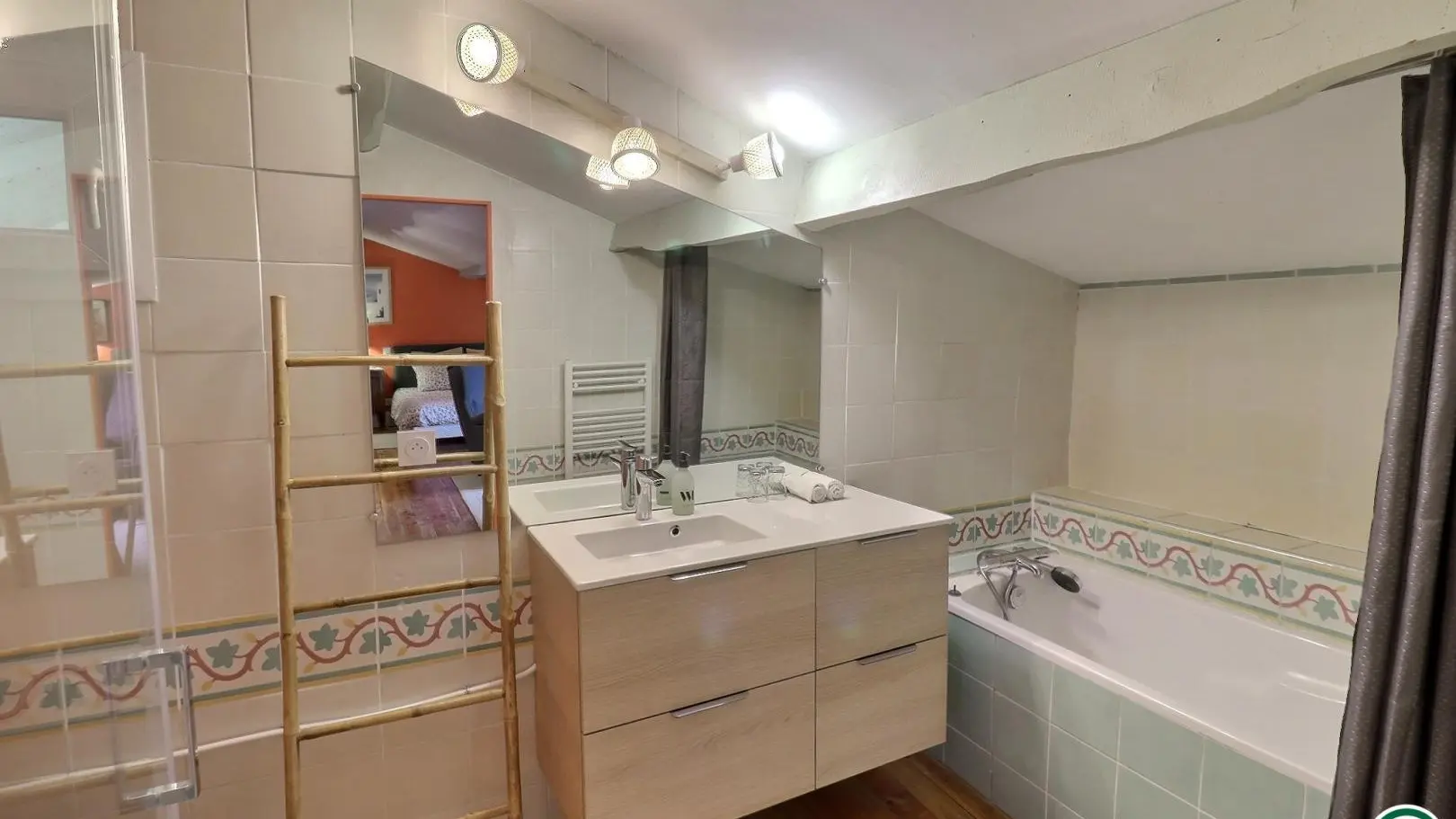 Chambre ARDECHE : salle de bain privative avec douche, baignoire, WC suspendu