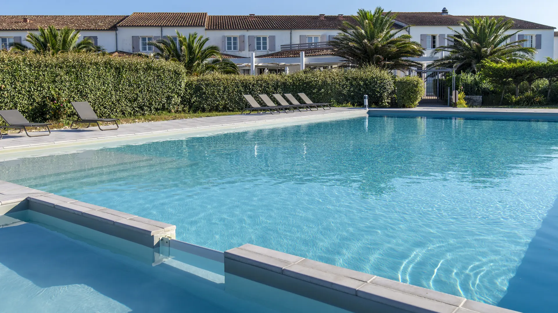 Piscina al aire libre abierta en verano