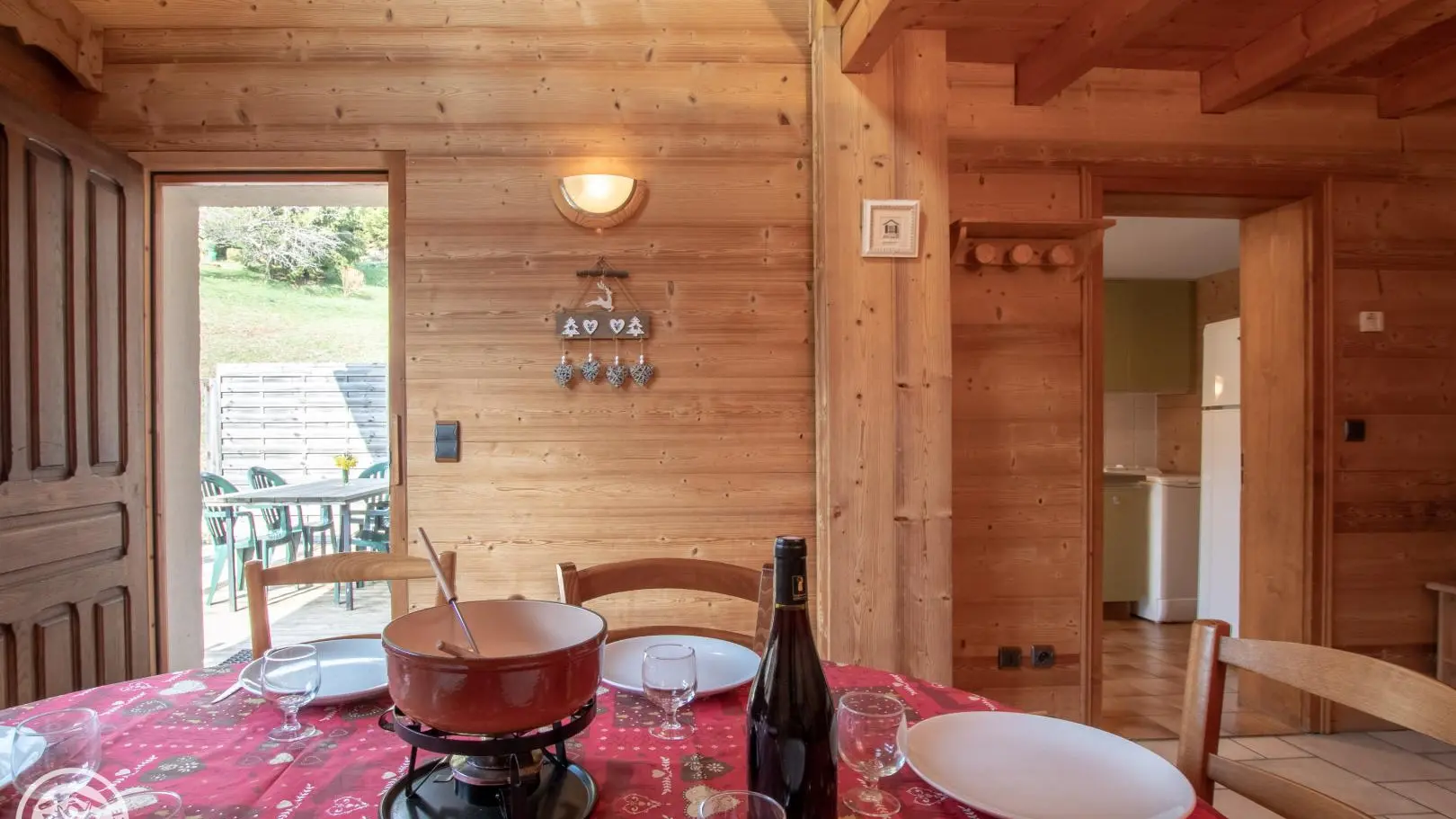 coin repas et cuisine donnant sur la terrasse