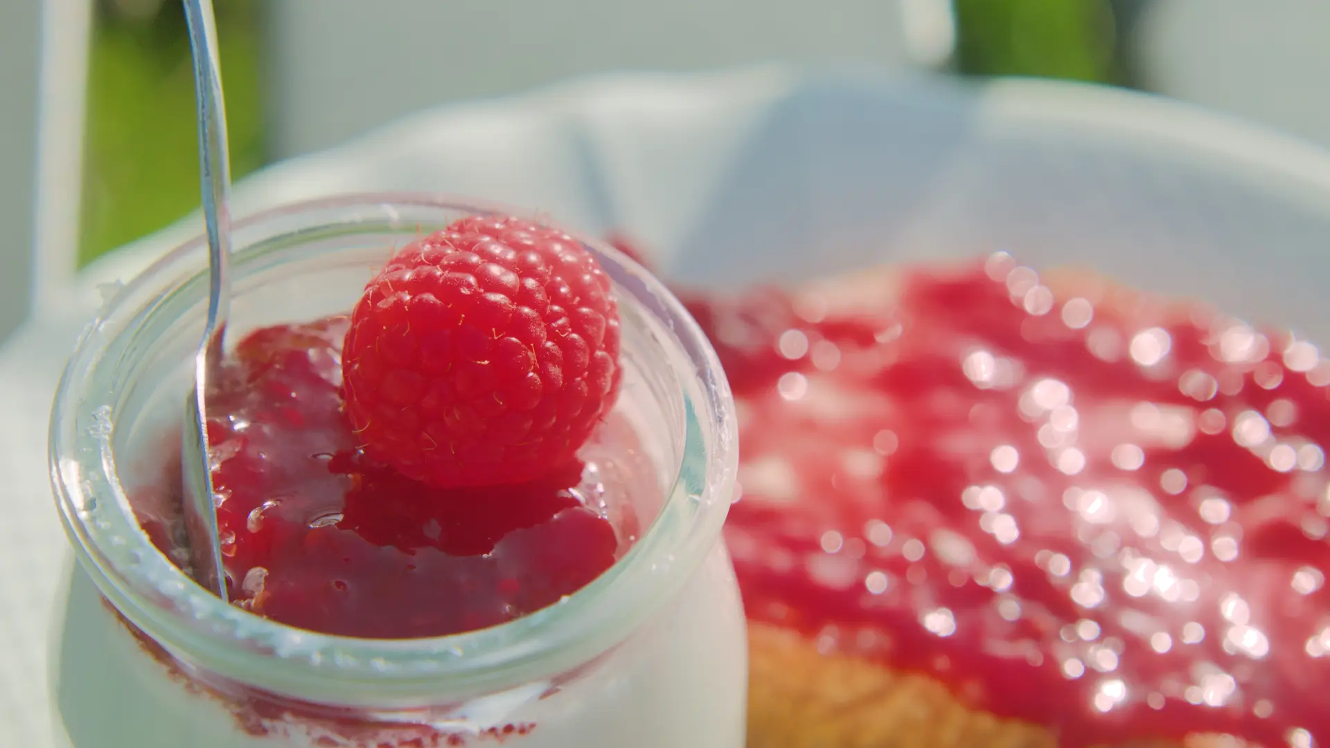 Yaourt et coulis de framboise